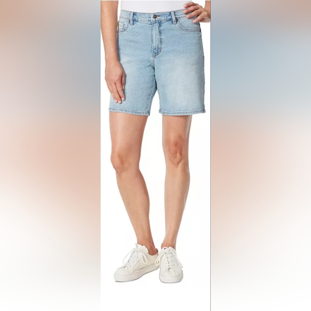 Cool off in Gloria Vanderbilt's relaxed denim shorts various sizes - Picture 1 of 9